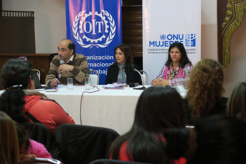 Librada Maciel, el Sindicato de Trabajadoras Domésticas de Itapúa (SINTRADI), Carolina Taborga de ONU Mujeres y Ernesto Abdala de OIT cierran el evento en el Hotel del Paraguay.